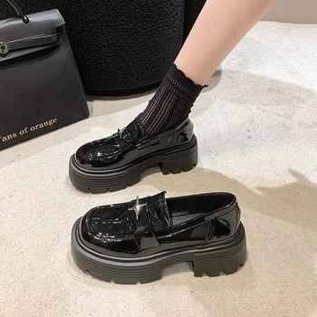 Слипоны на мягкой подошве, новые женские черные слипоны на плоской подошве Весной 2023 года, маленькие кожаные туфли в британском стиле в стиле ретро